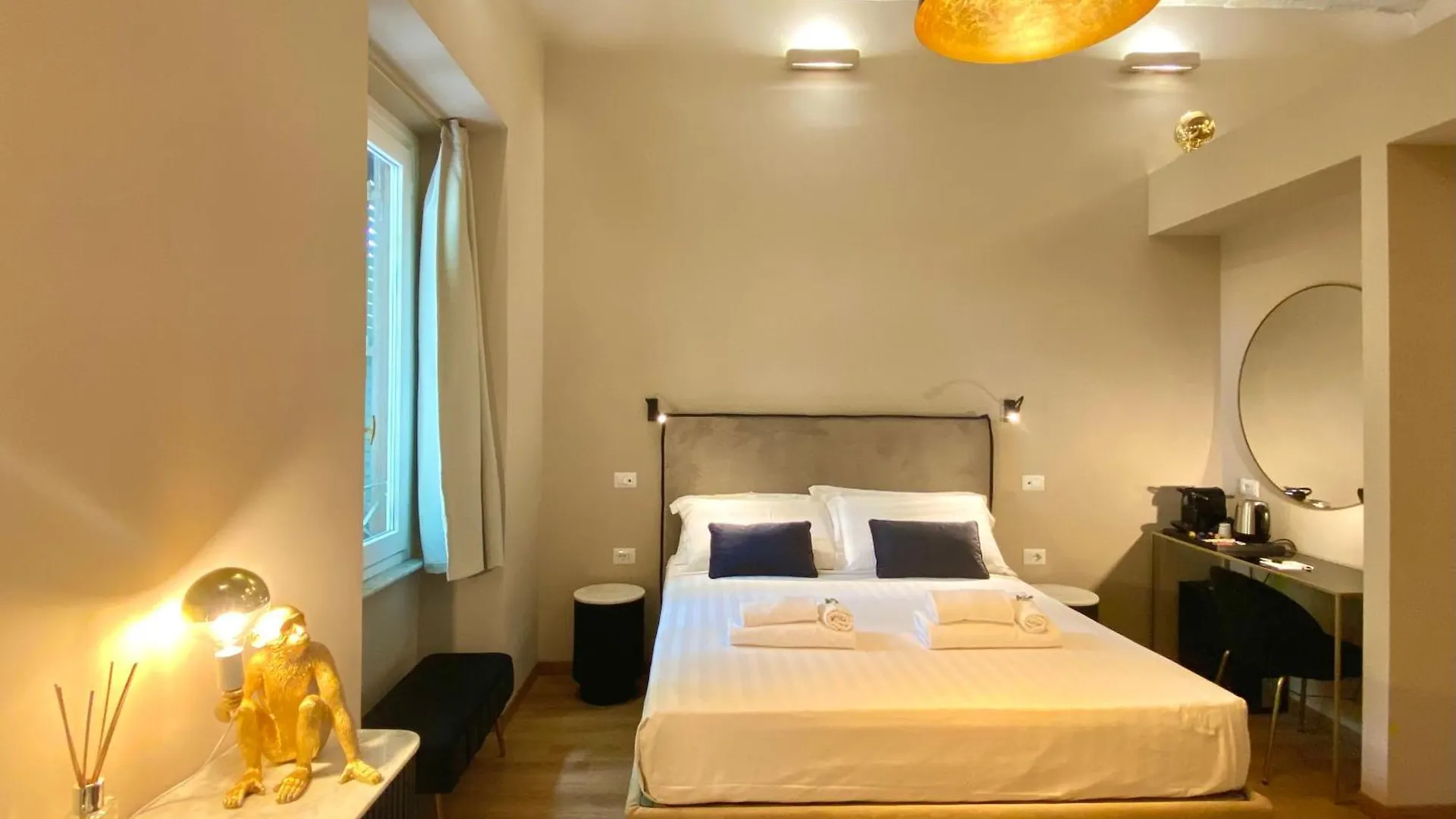 Queen Of Rome Luxury Rooms
