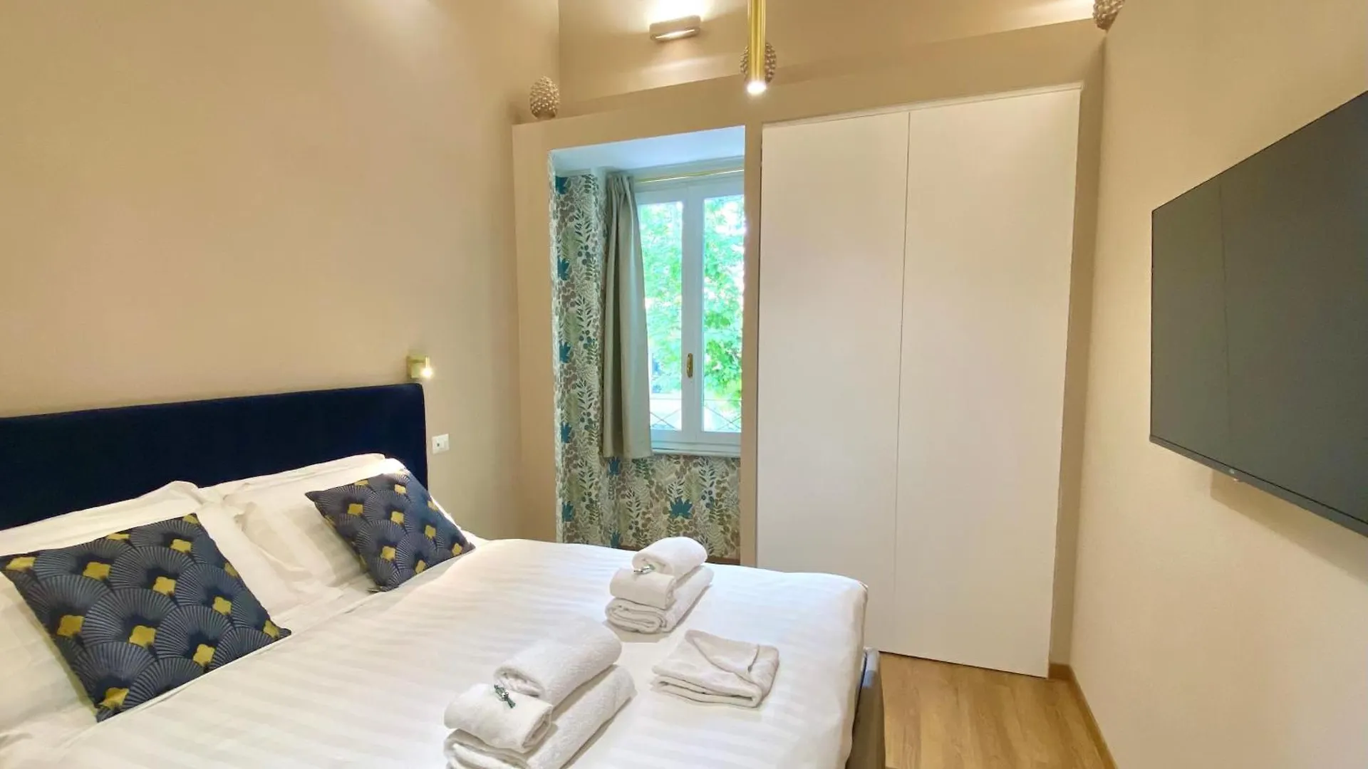 Queen Of Rome Luxury Rooms