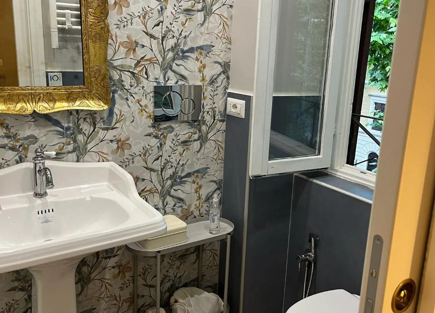 Queen Of Rome Luxury Rooms 0*,