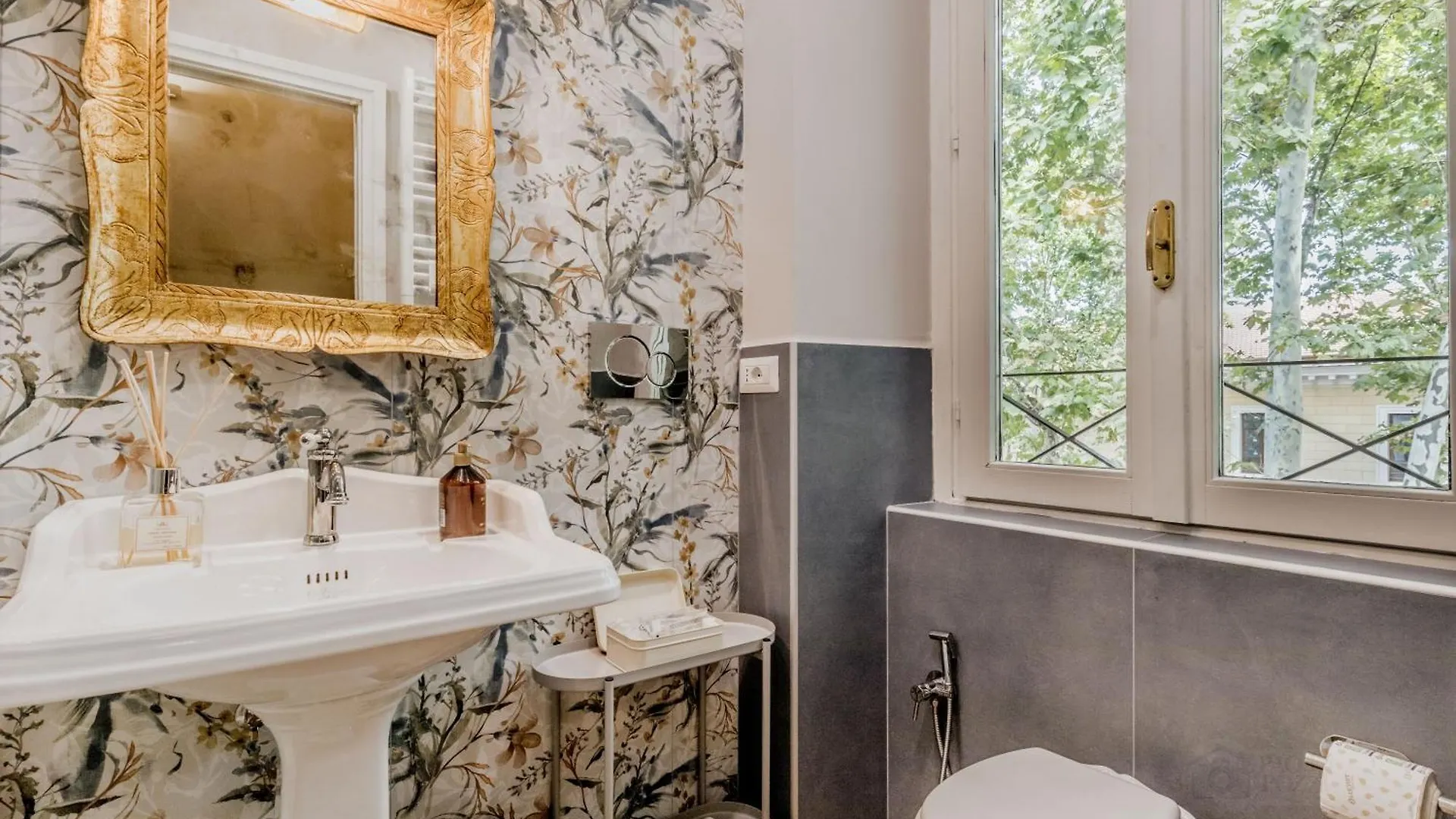 Queen Of Rome Luxury Rooms