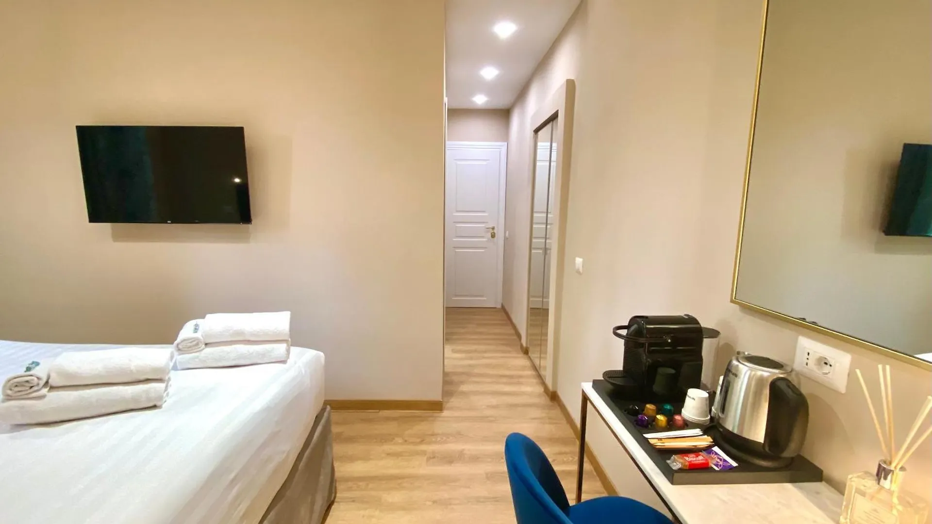 Queen Of Rome Luxury Rooms 0*,  Italia
