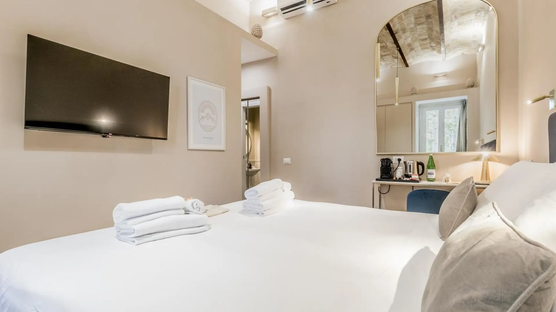 Queen Of Rome Luxury Rooms